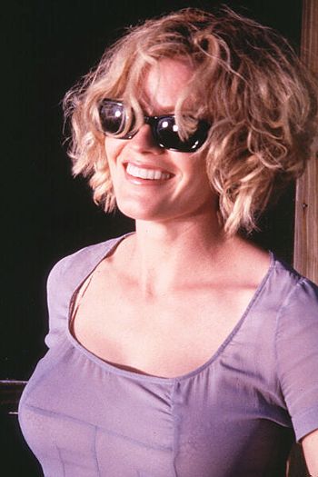   (Elisabeth Shue)